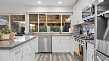 Frigorifero, microonde, forno, piano cottura