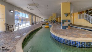 Piscina interna com piso azulejado, bancos e escadaria.
