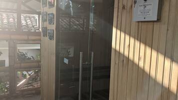 Een sauna, diepe bindweefselmassages, massagebehandelingen