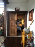 Wifi gratis, decoración personalizada y muebles diferentes 