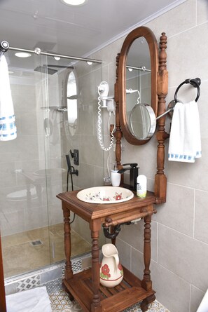 Camera familiare, letti multipli | Bagno | Asciugamani