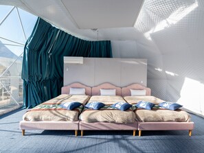 Standardværelse til 3 personer - ikke-ryger (Village Dorm, 3 Semi Double Beds) | Mørklægningsgardiner, gratis Wi-Fi, sengetøj
