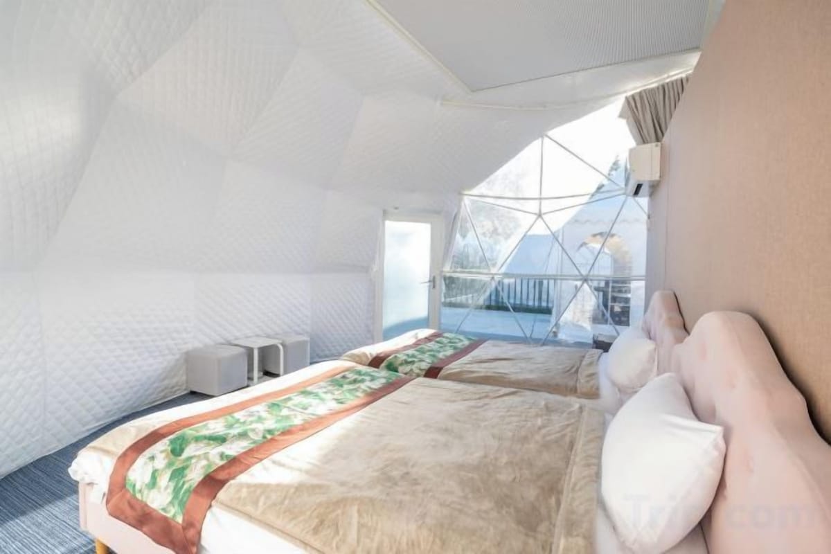 Blackout curtains, free WiFi, bed sheets
