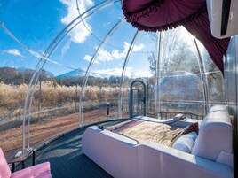 Cortinas blackout, wifi gratis y ropa de cama 