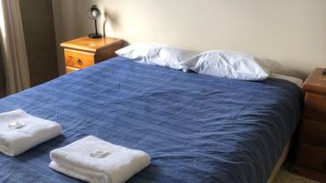 2 habitaciones, tabla de planchar con plancha y ropa de cama