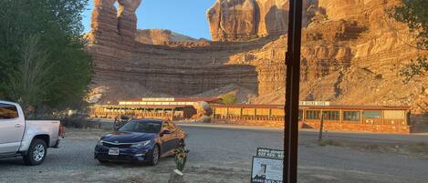 Parkplätze auf dem Gelände