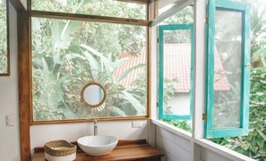 Nhà liên kế Economy, 5 phòng ngủ | Phòng tắm | Buồng tắm vòi sen, khăn tắm 