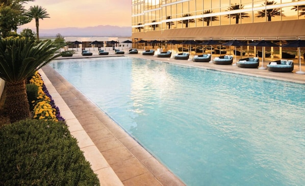 Pool - Las Vegas x Grand Prix Premier One Bedroom Corner Suite (Las Vegas)