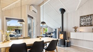 Una cocina moderna con una isla central, estufa integrada y un ventanal con vistas al exterior.
