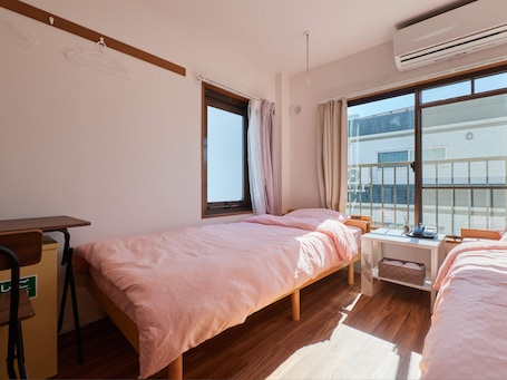 Twin Room, Non Smoking | Desk, free WiFi, bed sheets