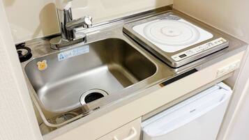 Twin Room, Non Smoking | Private kitchen | Fridge, stovetop, electric kettle