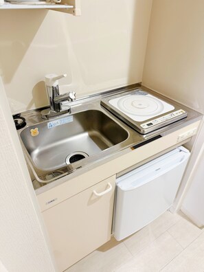 Twin Room, Non Smoking | Private kitchen