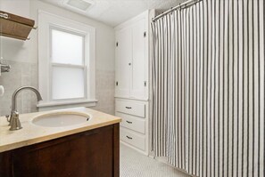 Dusche, Haartrockner, Handtücher, Toilettenpapier