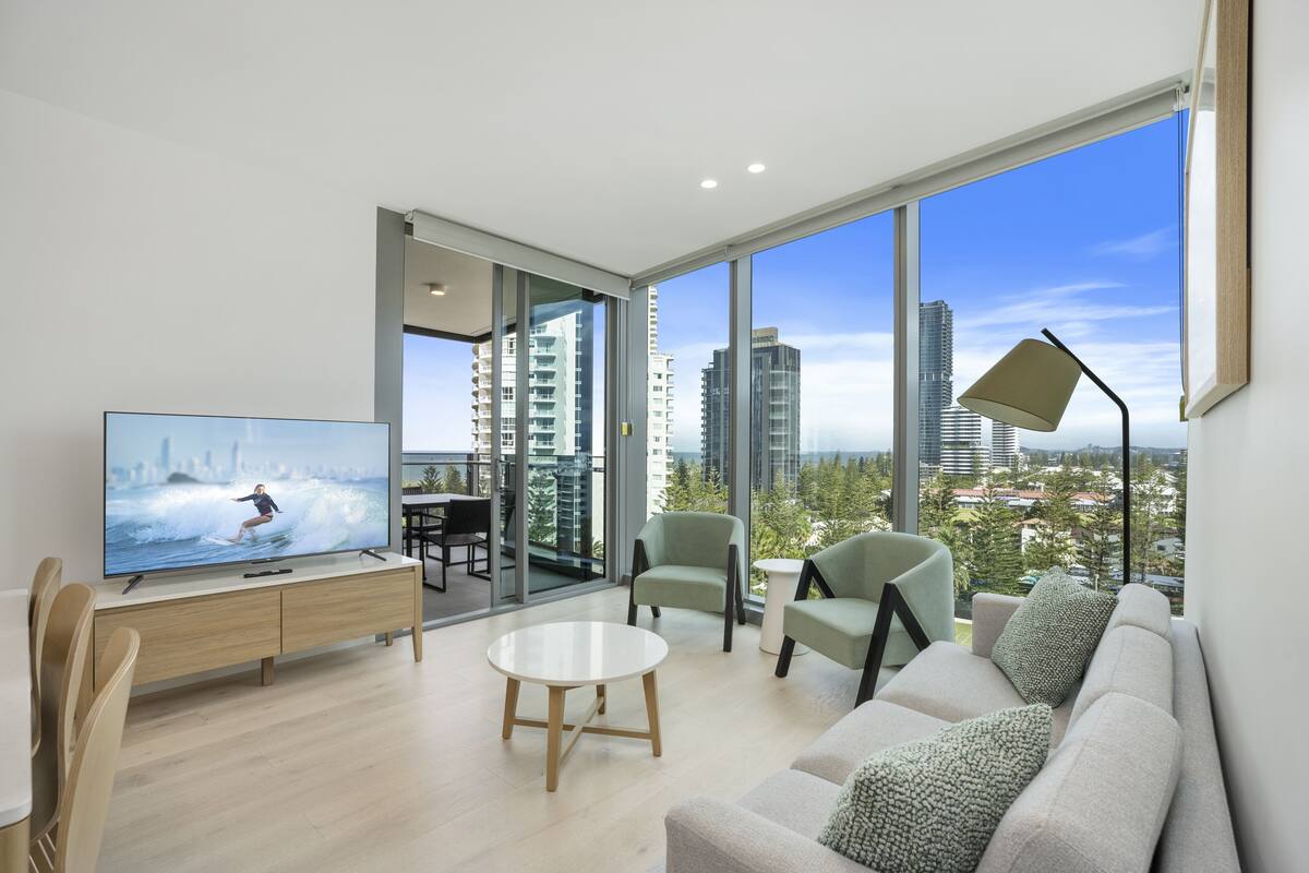 Departamento, 2 habitaciones | Área de sala de estar | Smart TV de 40 pulgadas con canales vía satélite 