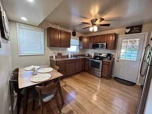 Private kitchen - The Ronkonkoma Bungalow (Ronkonkoma)