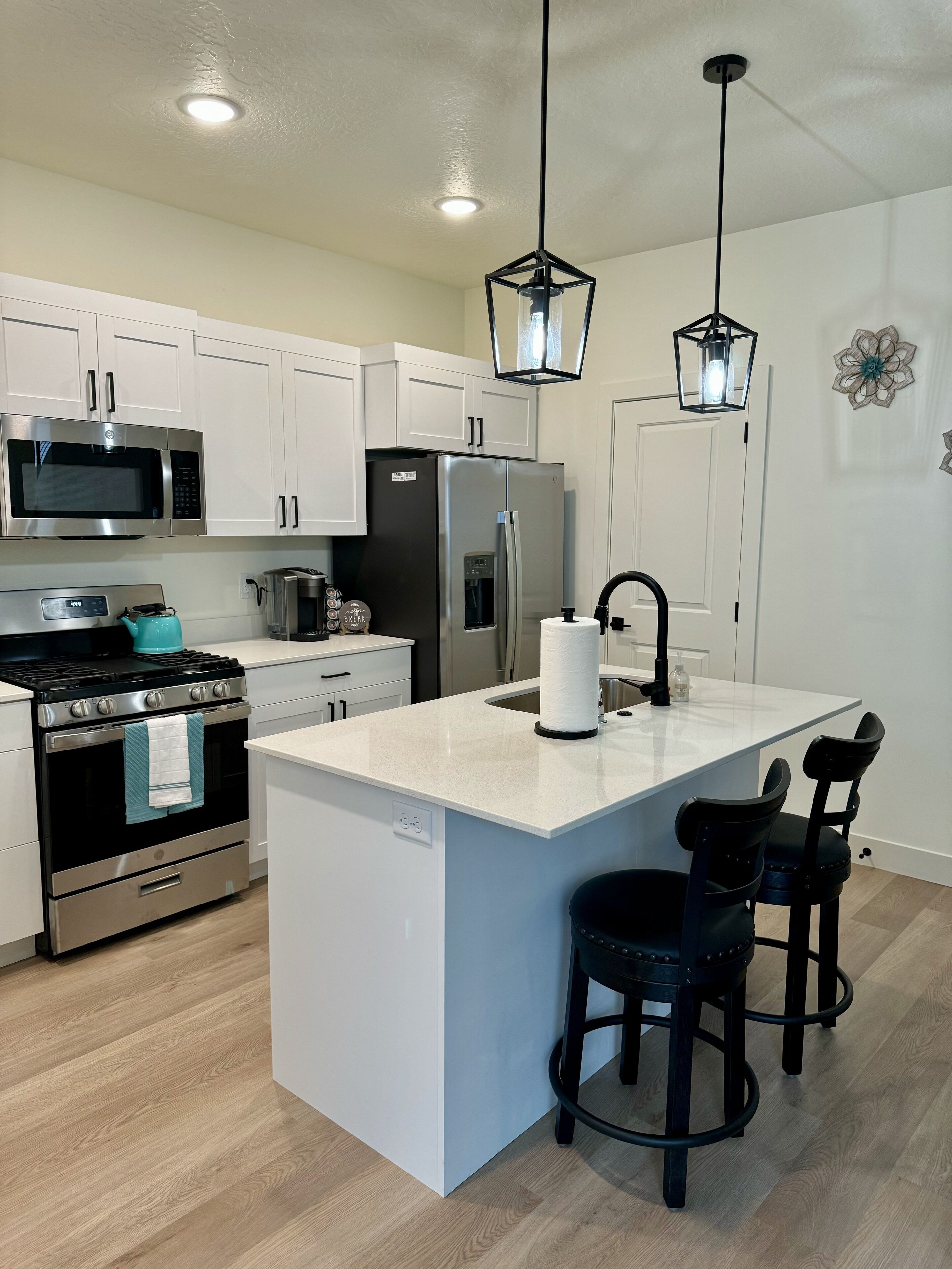 Réfrigérateur, micro-ondes, four, plaque de cuisson