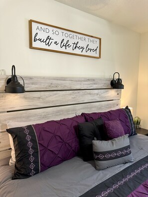 4 habitaciones, tabla de planchar con plancha y cuna de viaje 