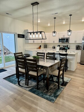 Dining - Hidden Haven - Luxury Home with Hot Tub (Cedar City)