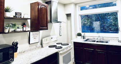 Charming Mountain View Retreat. Cozy place within walking distance to downtown.