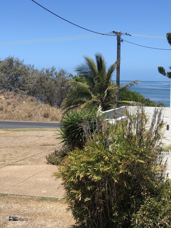 Property grounds - Emu Park Beach front Apartment (Emu Park)