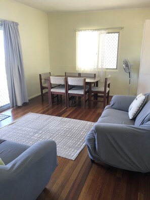 TV - Emu Park Beach front Apartment (Emu Park)