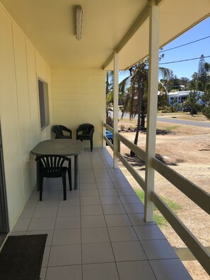 Outdoor dining - Emu Park Beach front Apartment (Emu Park)