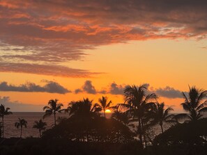 3 bedrooms, desk, iron/ironing board, travel cot - Seaside Splendor: Immerse Yourself in Luxury with this Stunning Oceanview Condo! (Kailua-Kona)