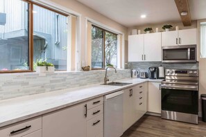 Fridge, microwave, oven, dishwasher - Adorable new studio with free parking, WiFi and large smart TV. (Federal Way)