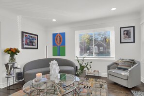 Téléviseur connecté, foyer, livres, sélection de musique