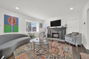 Téléviseur connecté, foyer, livres, sélection de musique