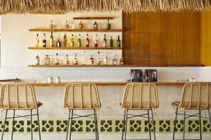Bar (trong khuôn viên)
