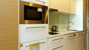 Appartement Affaires | Coin cuisine privé | Mini réfrigérateur, micro-ondes, îlots de cuisine