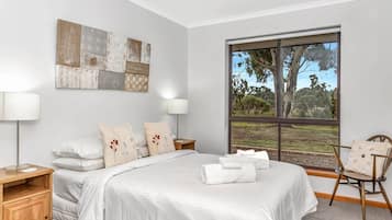 4 bedrooms, desk, iron/ironing board, WiFi