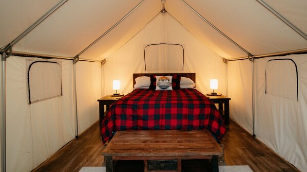 1 bedroom, bed sheets - The Pioneer at Ozark Mountain Adventure Branson, MO Glamping (Branson)