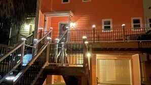Un edificio de varios pisos con una escalera y un garaje.