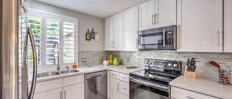 Frigorífico, microondas, horno y placa de cocina