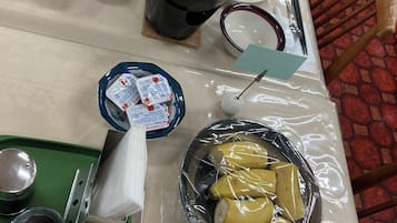 Petit déjeuner composé de spécialités régionales (1650 JPY par personne)