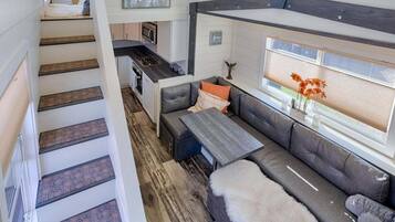 Smart TV, fireplace