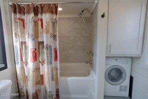 Haartrockner, Handtücher, Seife, Toilettenpapier