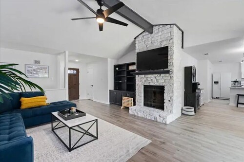 Super Comfy Home with Hot Tub