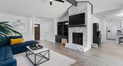 Super Comfy Home with Hot Tub