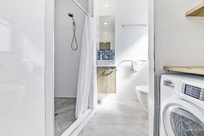 Shower, hair dryer, towels, soap - Modern Luxury Studio (Emu Park)