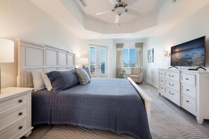 3 bedrooms, iron/ironing board, free WiFi, bed sheets - Newly Renovated Large Penthouse in heart of Olde Naples, open for 2024 (naples)