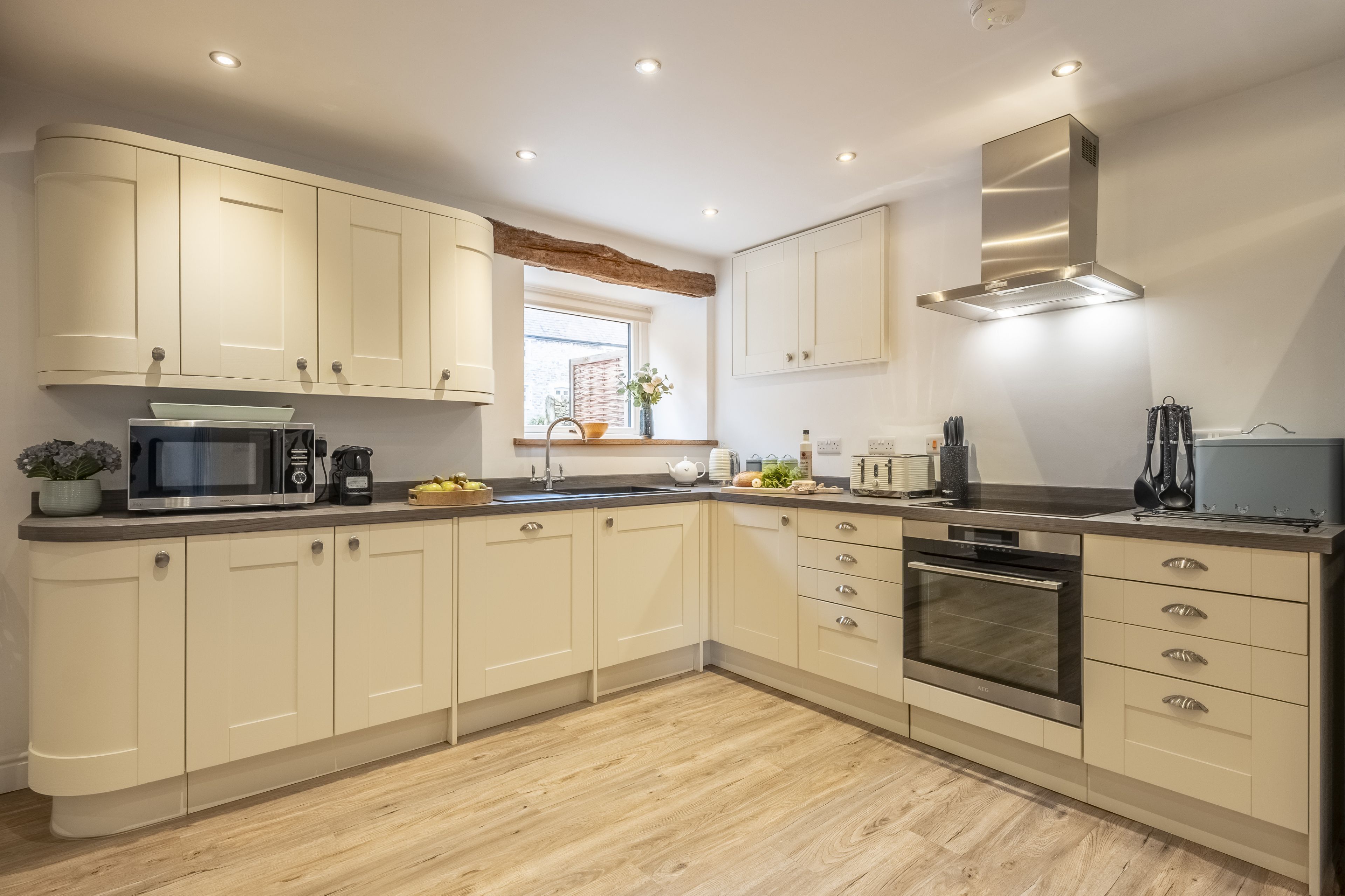 Coffee/tea maker, fridge, microwave, oven