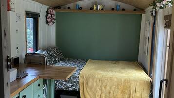 1 bedroom, bed sheets