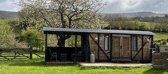 Transformed Railway Wagon- Sleeps2-Garden-Firepit