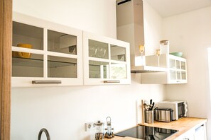 Kjøleskap, mikrobølgeovn, kokeplater og brødrister