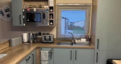 2 Bed Caravan - Sleeps 6 - Parking - Pets