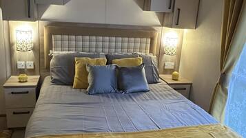 2 bedrooms, iron/ironing board, bed sheets