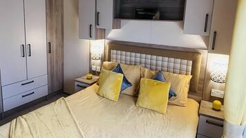 2 bedrooms, iron/ironing board, bed sheets